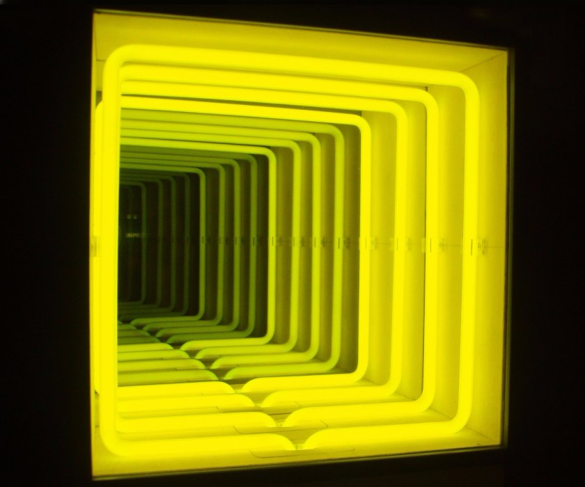 paolo-scirpa-espansione-curva-1979-legno-neon-giallo-specchi